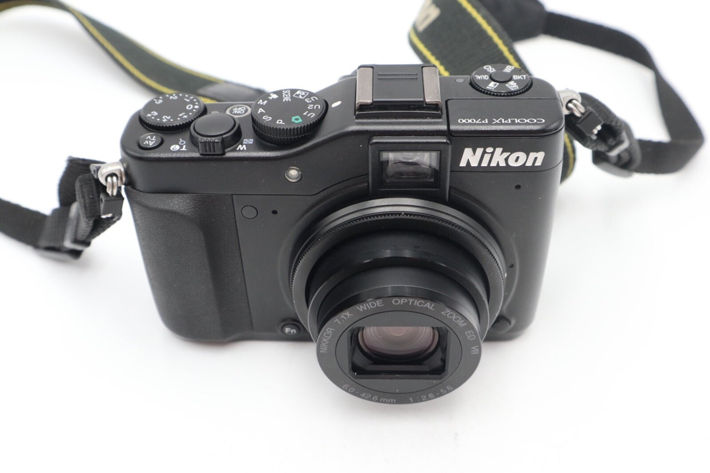 Nikon COOLPIX P7000 10.1MP Digital Camera ( 28-200mm approx zoom ) Good Conditio