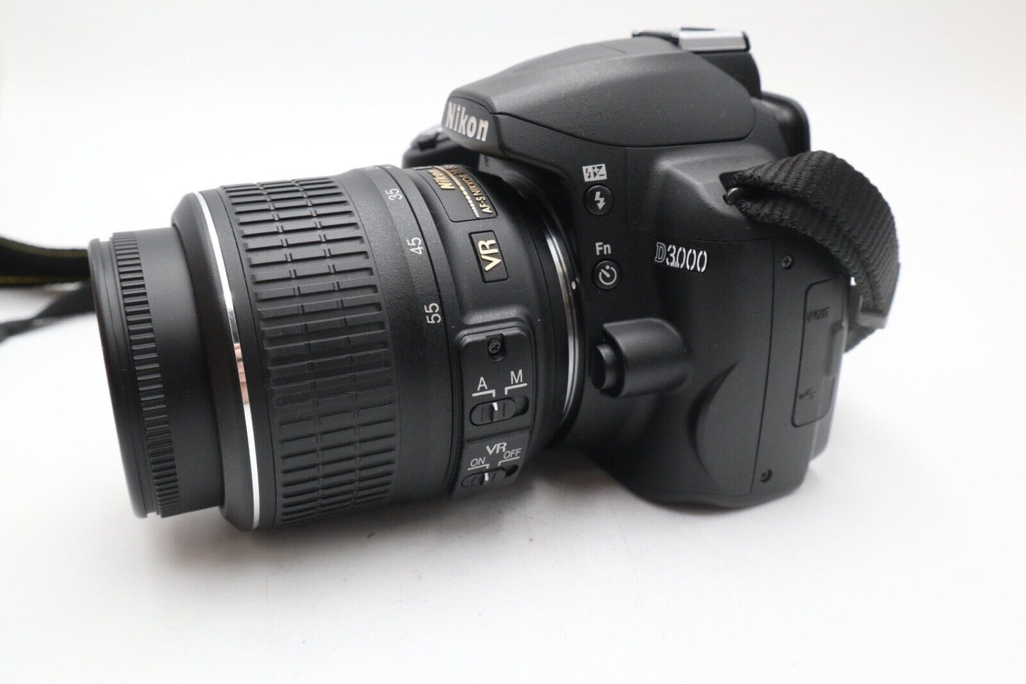 Nikon D3000 DSLR Camera 10.2MP with 18-55mm, Shutter Count 136, Very Good Cond.