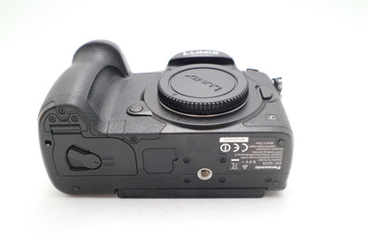Panasonic DMC-GH5 Mirrorless Camera 20MP Body Only, Shutter 15041, V-LOG-L