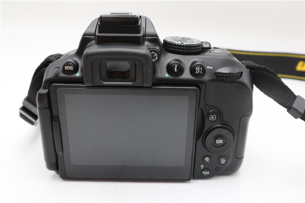 Nikon D5300 24.2MP Camera DSLR with Nikon 18-55mm, Shutter Count 1645, V.G. REFU