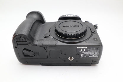 Panasonic DMC-GH5 Mirrorless Camera 20MP Body Only, Shutter 9015, VG REFURBISHED